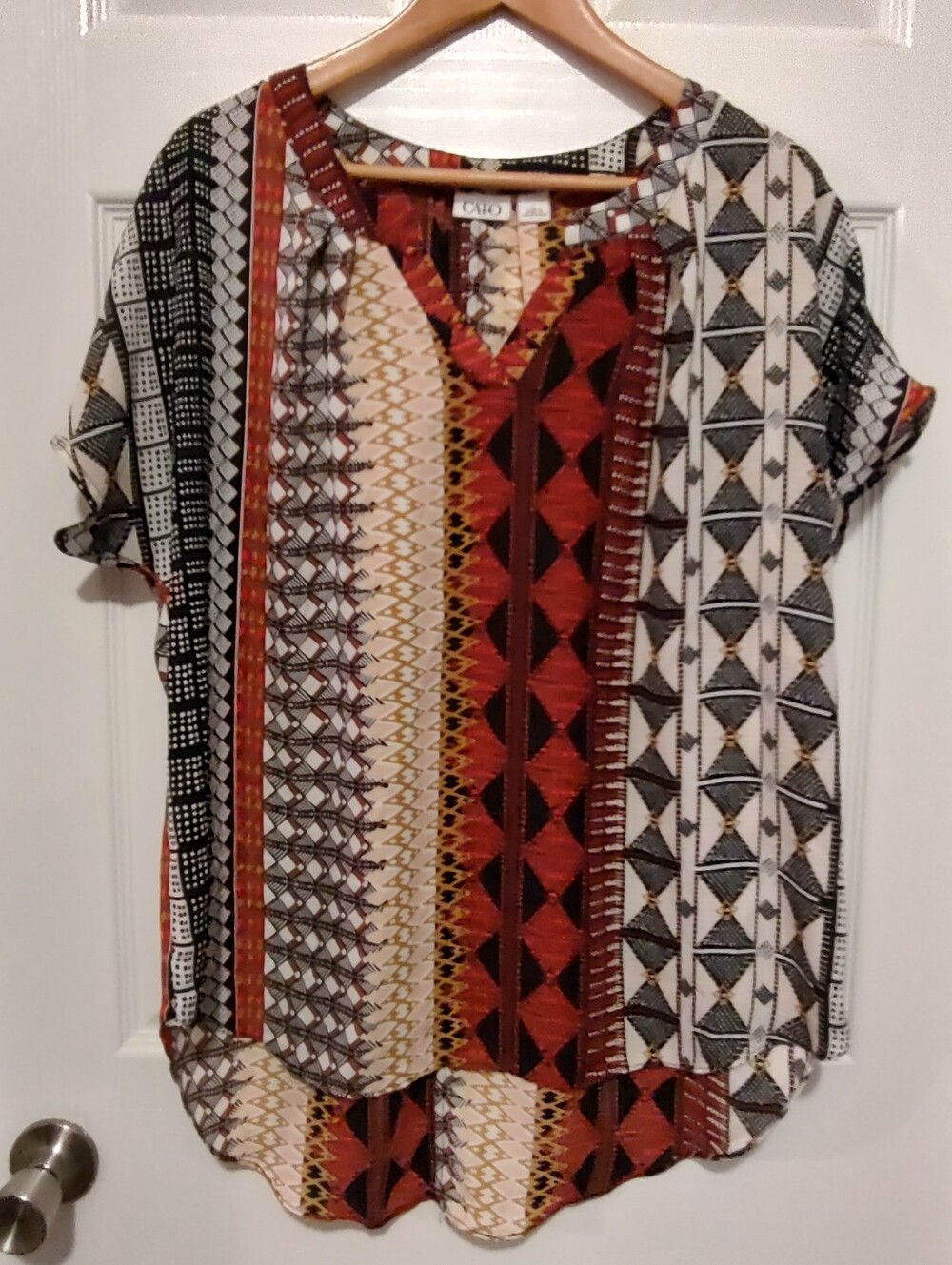 Cato Multicolor Geometric V‑Neck Short Sleeve Tunic — Red, Black, Cream, Tan